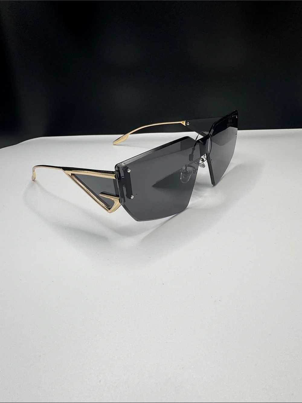 Stylish Women's Shield Sunglasses - Dark Gray Lens